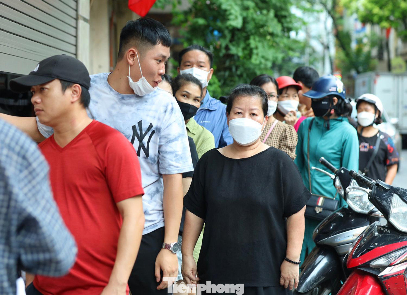 Nhiều người phải mất cả tiếng đồng hồ để xếp hàng mới mua được bánh.