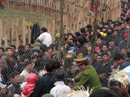 Lực lượng công an vất vả ngăn dòng người tràn lên khán đài Ảnh: Tuấn Nguyễn