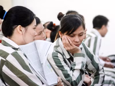 Nữ phạm nhân khi nghe đọc thơ 