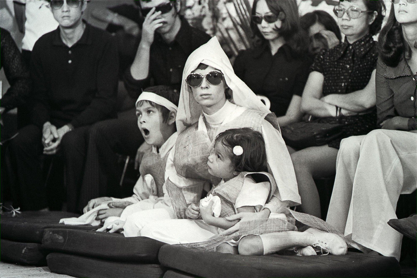 Linda Lee, vợ của Lý Tiểu Long, cùng hai con Lý Hương Ngưng (Shannon Lee) và Lý Quốc Hào (Brandon Lee) tại lễ tang Lý Tiểu Long. Ảnh: SCMP. Linda Lee, vợ của Lý Tiểu Long, cùng hai con Lý Hương Ngưng (Shannon Lee) và Lý Quốc Hào (Brandon Lee) tại lễ tang Lý Tiểu Long. Ảnh: SCMP.