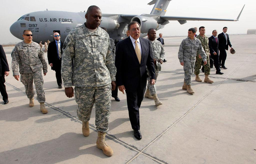 Tướng lục quân Lloyd Austin (hàng đầu, bên trái) tháp tùng Bộ trưởng Quốc phòng Mỹ Leon Panetta tới thăm thủ đô Baghdad của Iraq hồi tháng 12/2011. Ảnh: Boston Globe.
