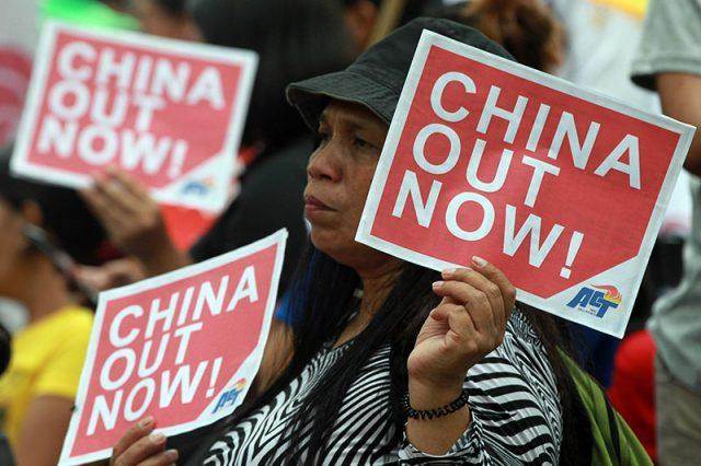Người dân Philippines biểu tình phản đối Trung Quốc quân sự hóa Biển Đông. Ảnh: Philstar. Người dân Philippines biểu tình phản đối Trung Quốc quân sự hóa Biển Đông. Ảnh: Philstar.