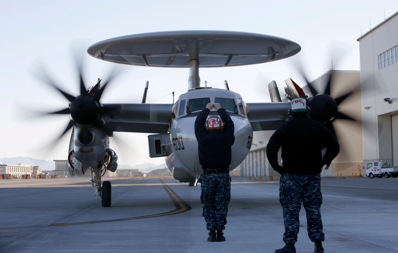 Máy bay cảnh báo sớm E-2D Advanced Hawkeye của Hải quân Mỹ hạ cánh xuống một căn cứ quân sự ở tỉnh Yamaguchi của Nhật Bản hồi tháng 2/2017. Ảnh: AP.