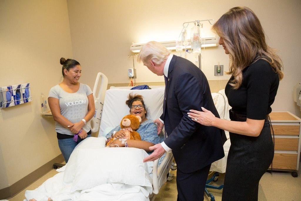Tổng thống Mỹ Donald Trump và phu nhân Melania thăm một người bị thương trong vụ xả súng đẫm máu nhất nước Mỹ xảy ra tại Las Vegas năm 2017 (tổng cộng 61 người chết, 869 người bị thương). Ảnh: White House. Tổng thống Mỹ Donald Trump và phu nhân Melania thăm một người bị thương trong vụ xả súng đẫm máu nhất nước Mỹ xảy ra tại Las Vegas năm 2017 (tổng cộng 61 người chết, 869 người bị thương). Ảnh: White House.