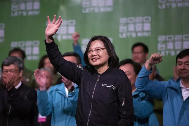 Bà Thái Anh Văn vẫy chào người ủng hộ bên ngoài trụ sở DPP – nơi bà được tuyên bố thắng cử bầu cử lãnh đạo Đài Loan hôm 11/1/2020. Ảnh: SOPA Images.