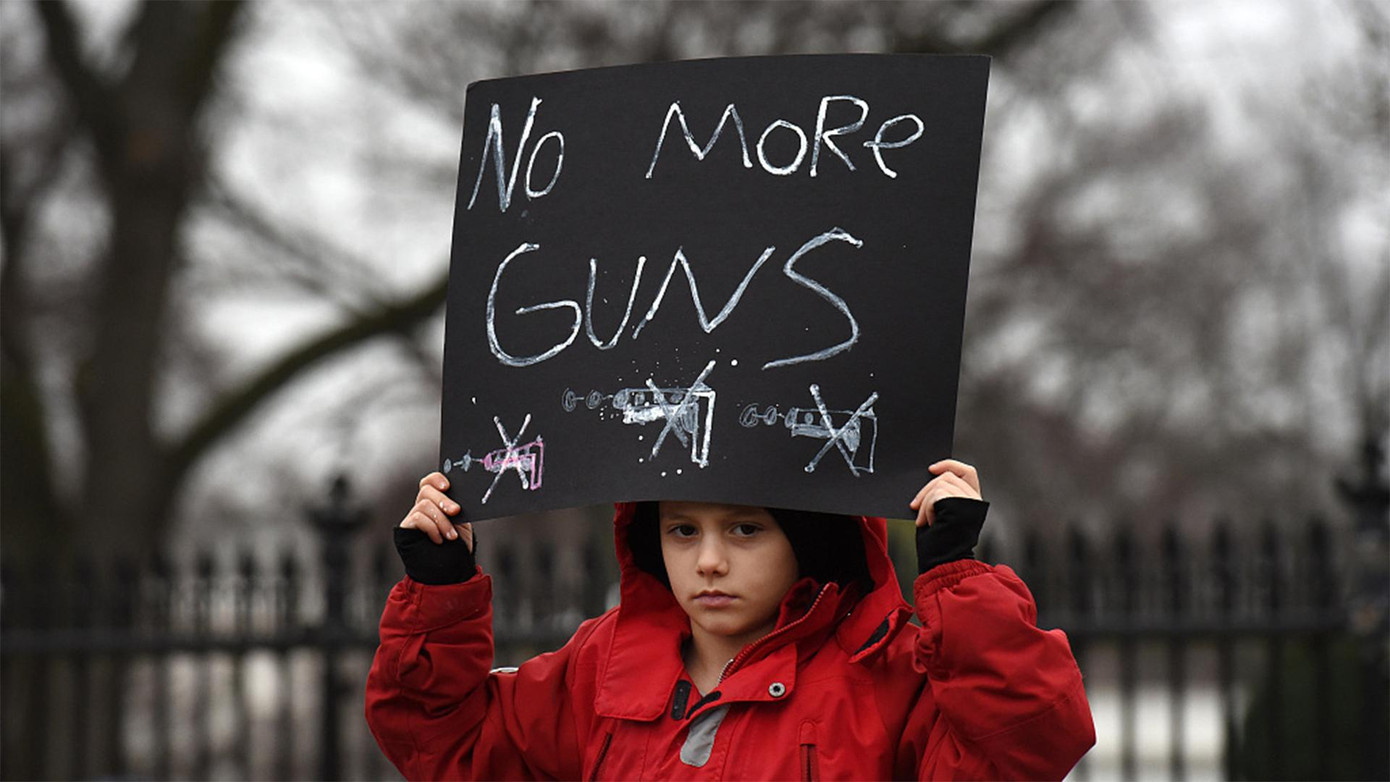 Một em bé giơ tấm biển ghi dòng chữ “Đừng có thêm súng nữa”. Ảnh: Getty. Một em bé giơ tấm biển ghi dòng chữ “Đừng có thêm súng nữa”. Ảnh: Getty.