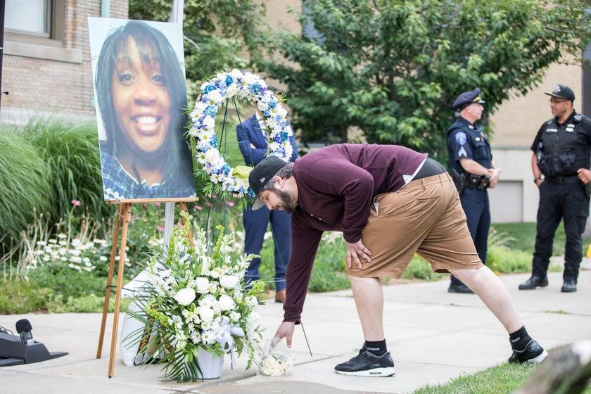 Một người đàn ông đặt hóa trước ảnh Ramona Cooper trong lễ tưởng niệm hai nạn nhân vụ xả súng hôm 1/7/2021 ở bang Massachusetts của Mỹ. Ảnh: Getty Images. Một người đàn ông đặt hóa trước ảnh Ramona Cooper trong lễ tưởng niệm hai nạn nhân vụ xả súng hôm 1/7/2021 ở bang Massachusetts của Mỹ. Ảnh: Getty Images.