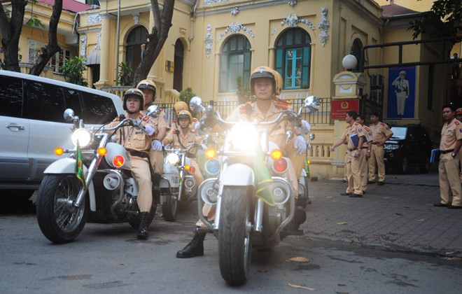 Các cán bộ CSGT lên đường chuẩn bị ứng phó với cơn bão sắp đổ bộ vào Thủ đô