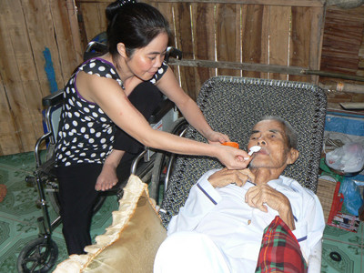 Cô Trinh ngồi xe lăn chăm sóc cha 83 tuổi, sống thực vật