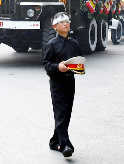 Cháu nội Đại tướng ôm chiếc mũ kê-pi quen thuộc của ông suốt hành trình đưa tiễn