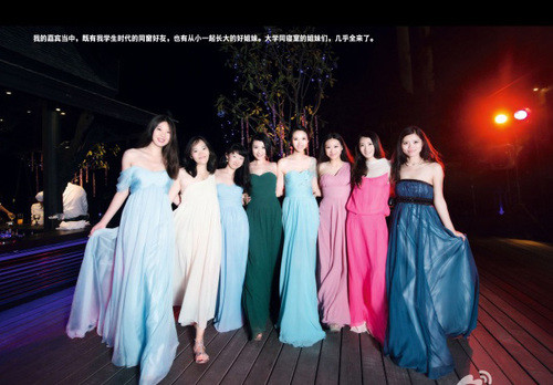 Cô dâu cùng bạn bè trong đám cưới