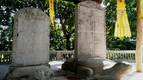 Bảo vật quốc gia 700 năm nằm giữa rừng phong ảnh 1