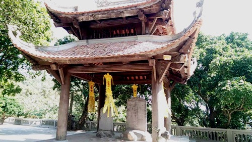 Bảo vật quốc gia 700 năm nằm giữa rừng phong ảnh 2