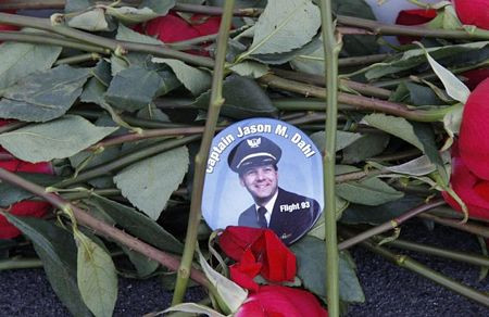 Một tấm ảnh của Đại úy Jason M. Dahl, thành viên phi hành đoàn trên chuyến bay 93 của United Airlines, được cài giữa những bông hoa hồng