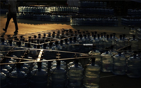 Sau khi hoàn thiện phần vỏ đèn lồng, hệ thống đèn điện sẽ được lắp 