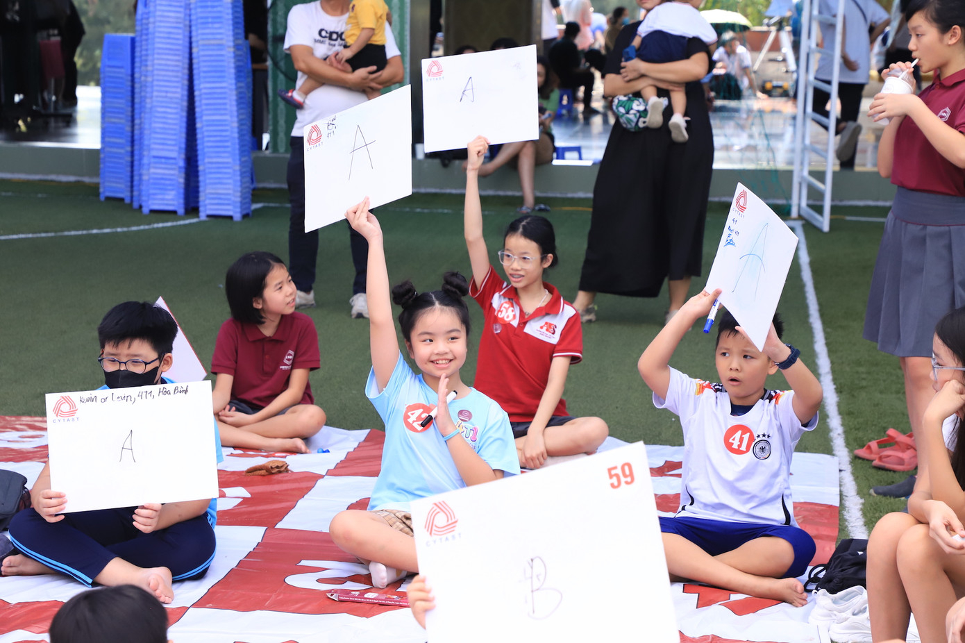 Học sinh tham gia cuộc thi Rung chuông vàng với chủ đề AI phục vụ cuộc sống