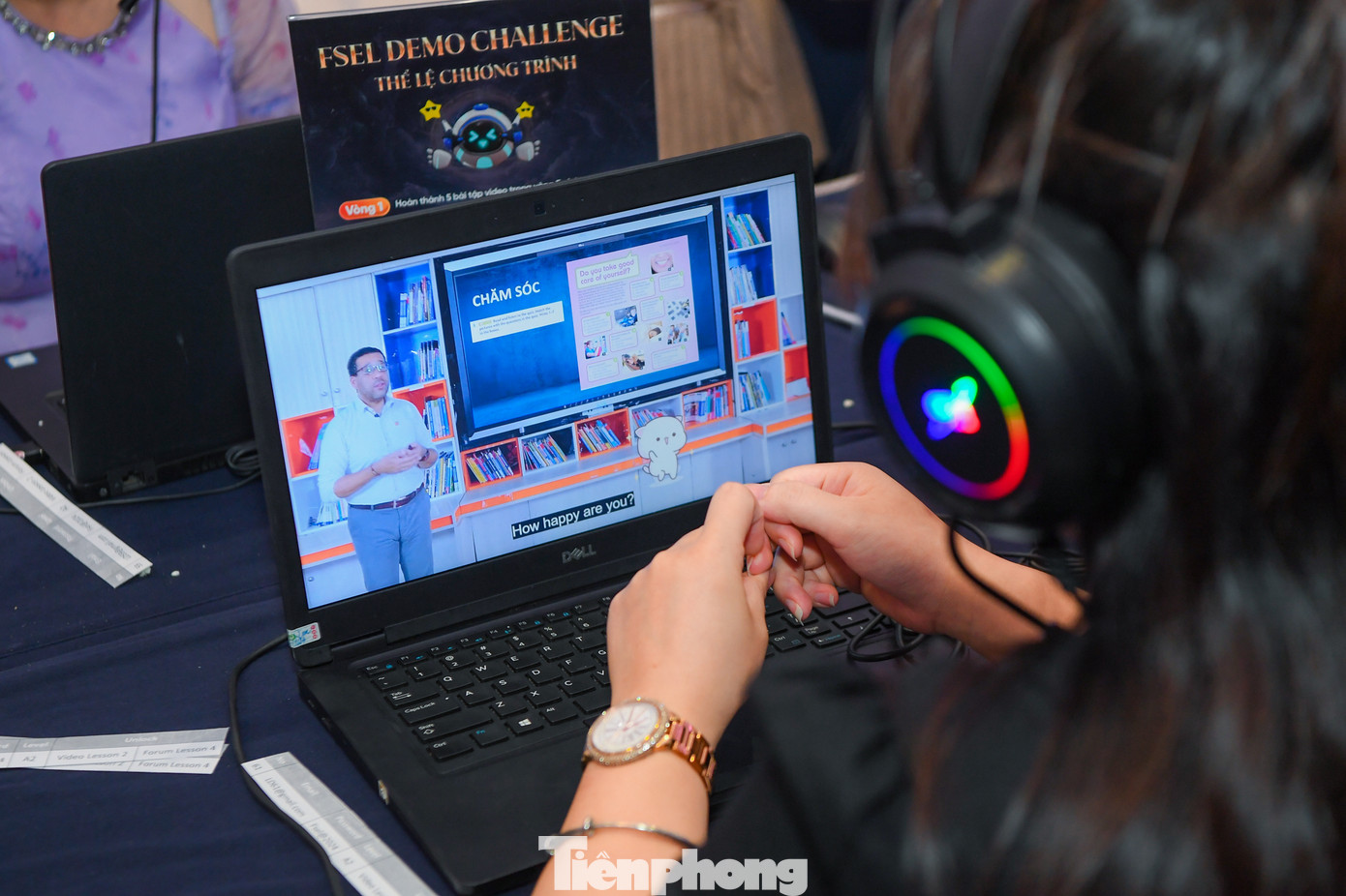 Học sinh trải nghiệm học tiếng Anh trên nền tảng học tiếng Anh có AI hỗ trợ.