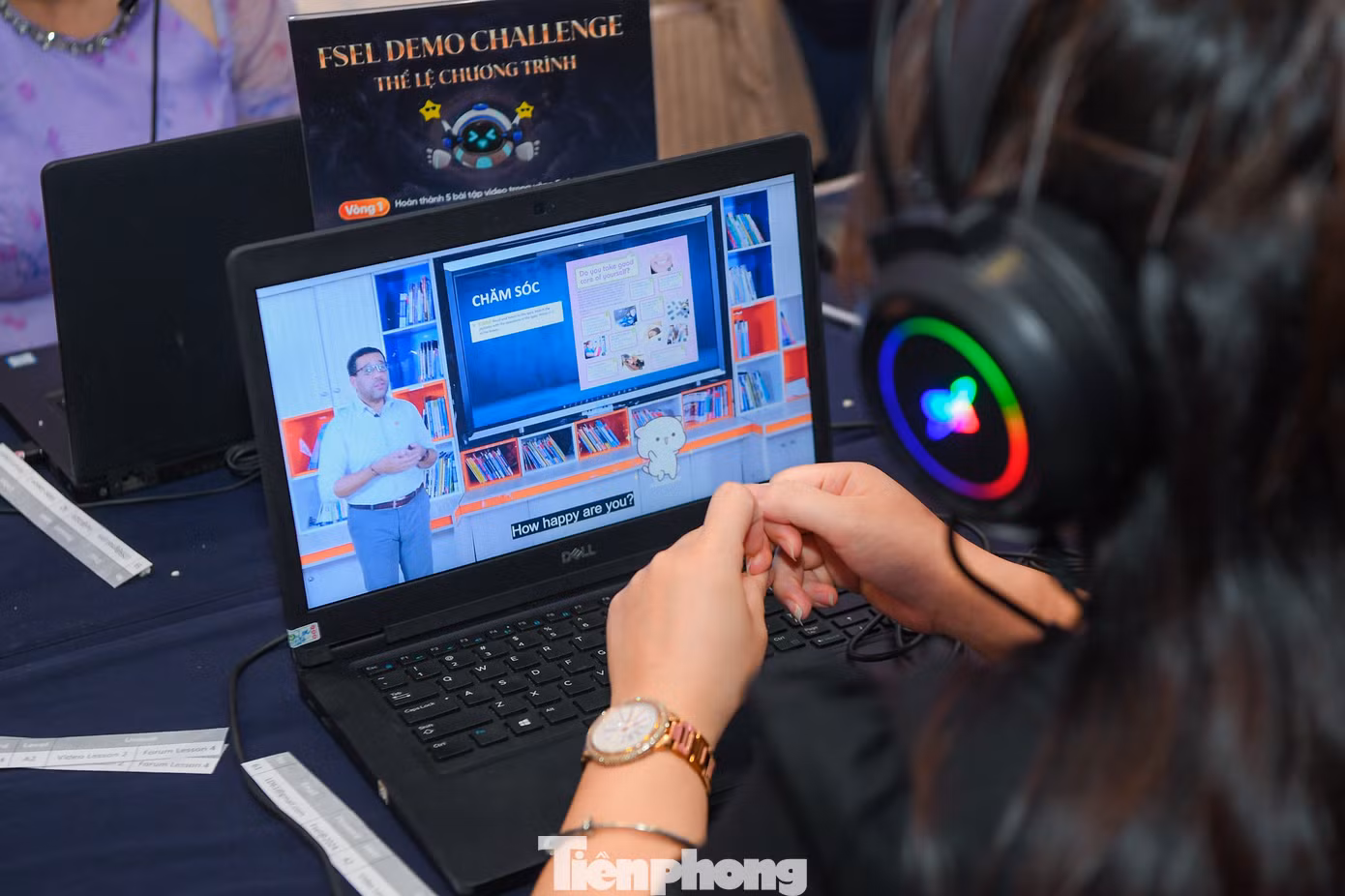 Học sinh trải nghiệm học tiếng Anh trên nền tảng học tiếng Anh có AI hỗ trợ.