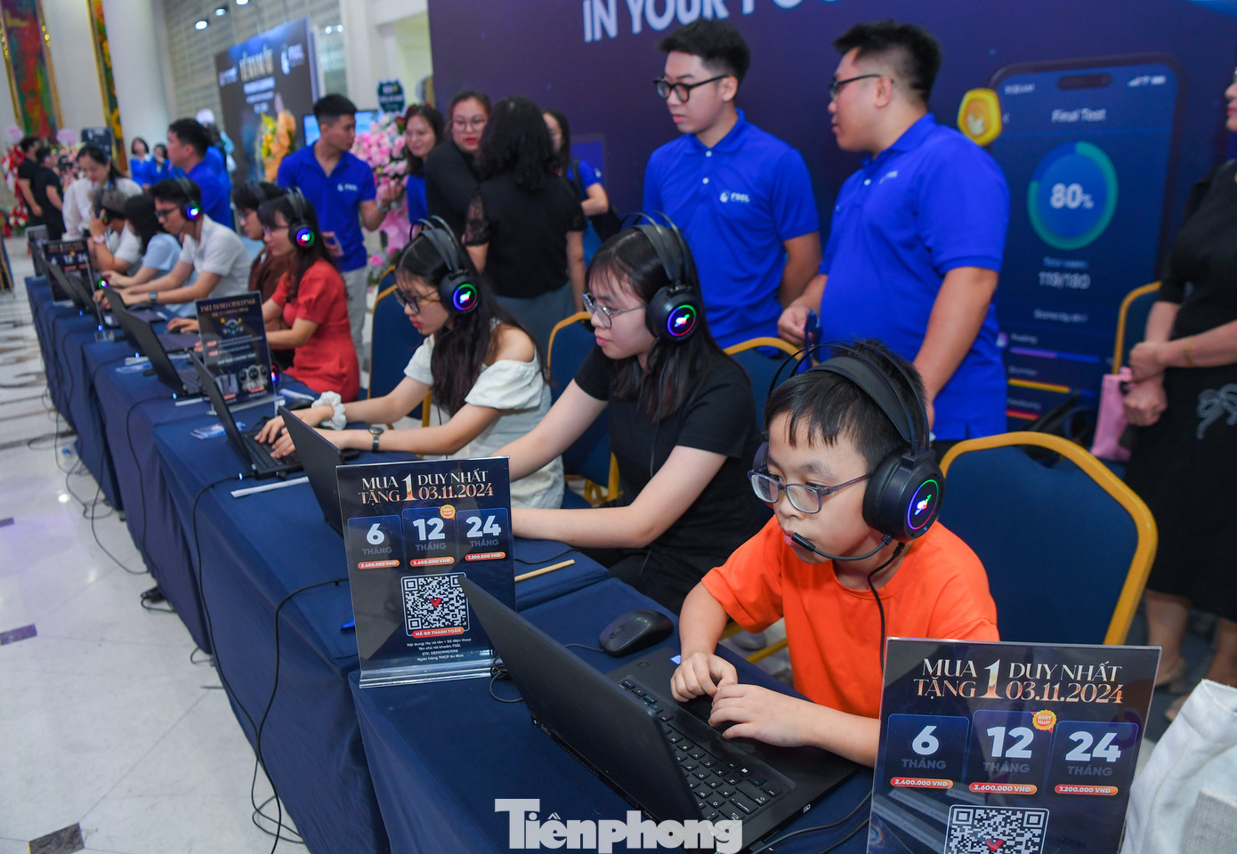 Học sinh trải nghiệm học tiếng Anh trên nền tảng học tiếng Anh có AI hỗ trợ.