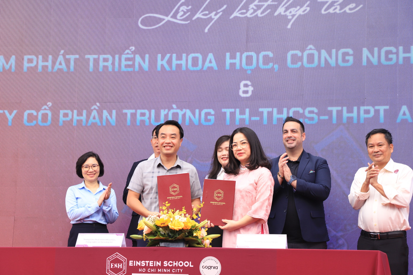 Anh Nguyễn Thiên Tú - Giám đốc Trung tâm Phát triển Khoa học công nghệ và Tài năng trẻ ký kết Thỏa thuận hợp tác với Trường Einstein School HCMC.