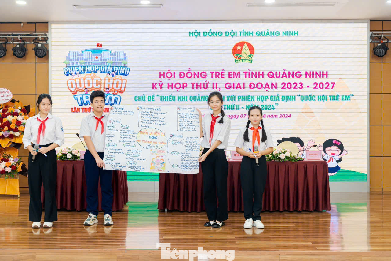 Em Đinh Thu Trà (ngoài cùng, bên phải) tại phiên họp Hội đồng trẻ em tỉnh Quảng Ninh, kỳ họp thứ II, giai đoạn 2023 - 2027. Em Đinh Thu Trà (ngoài cùng, bên phải) tại phiên họp Hội đồng trẻ em tỉnh Quảng Ninh, kỳ họp thứ II, giai đoạn 2023 - 2027.