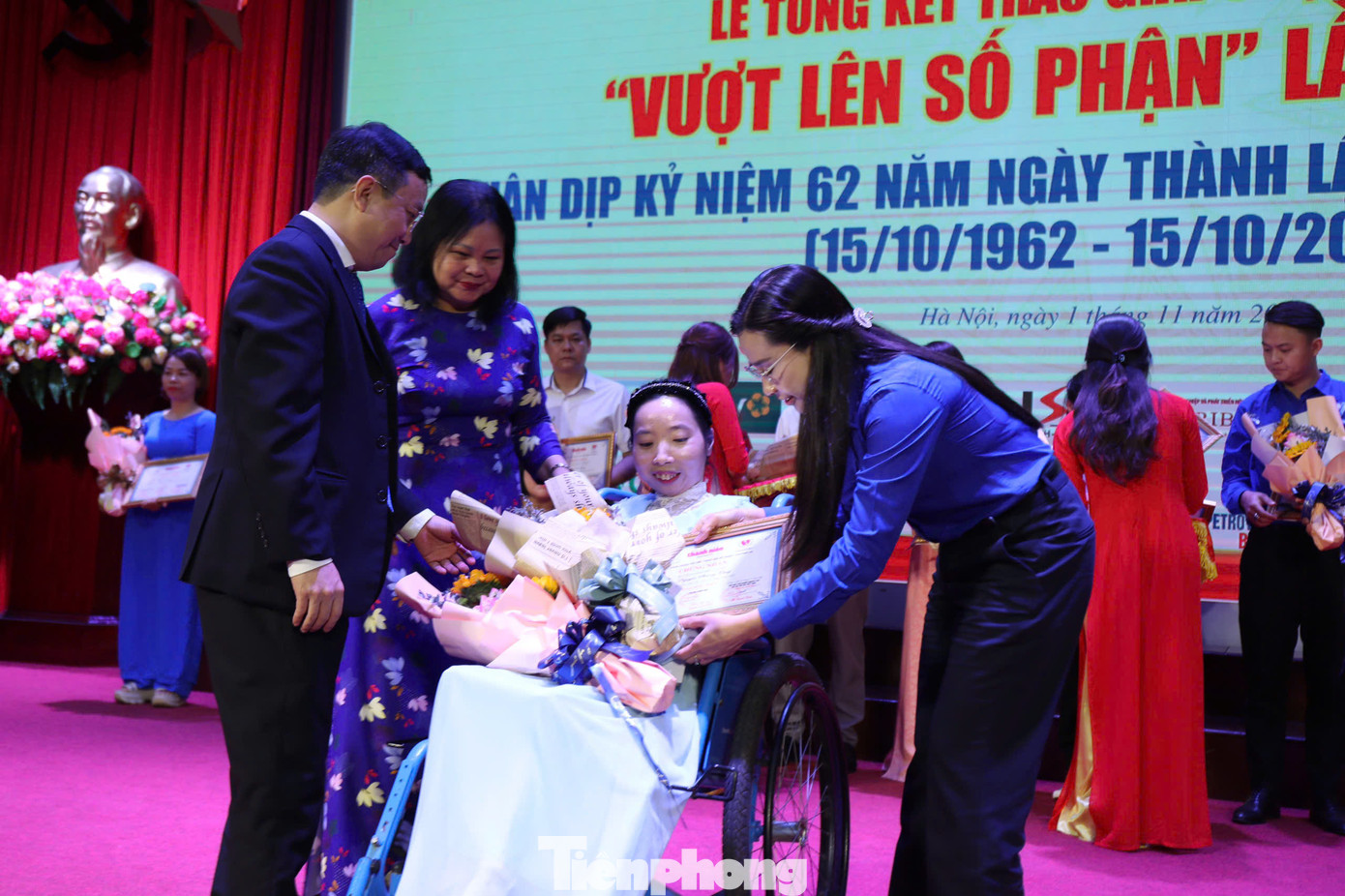 Chị Nguyễn Phạm Duy Trang – Bí thư T.Ư Đoàn, Chủ tịch Hội đồng Đội T.Ư trao giải Đặc biệt cho chị Nguyễn Phương Thúy. Ảnh: Bảo Anh