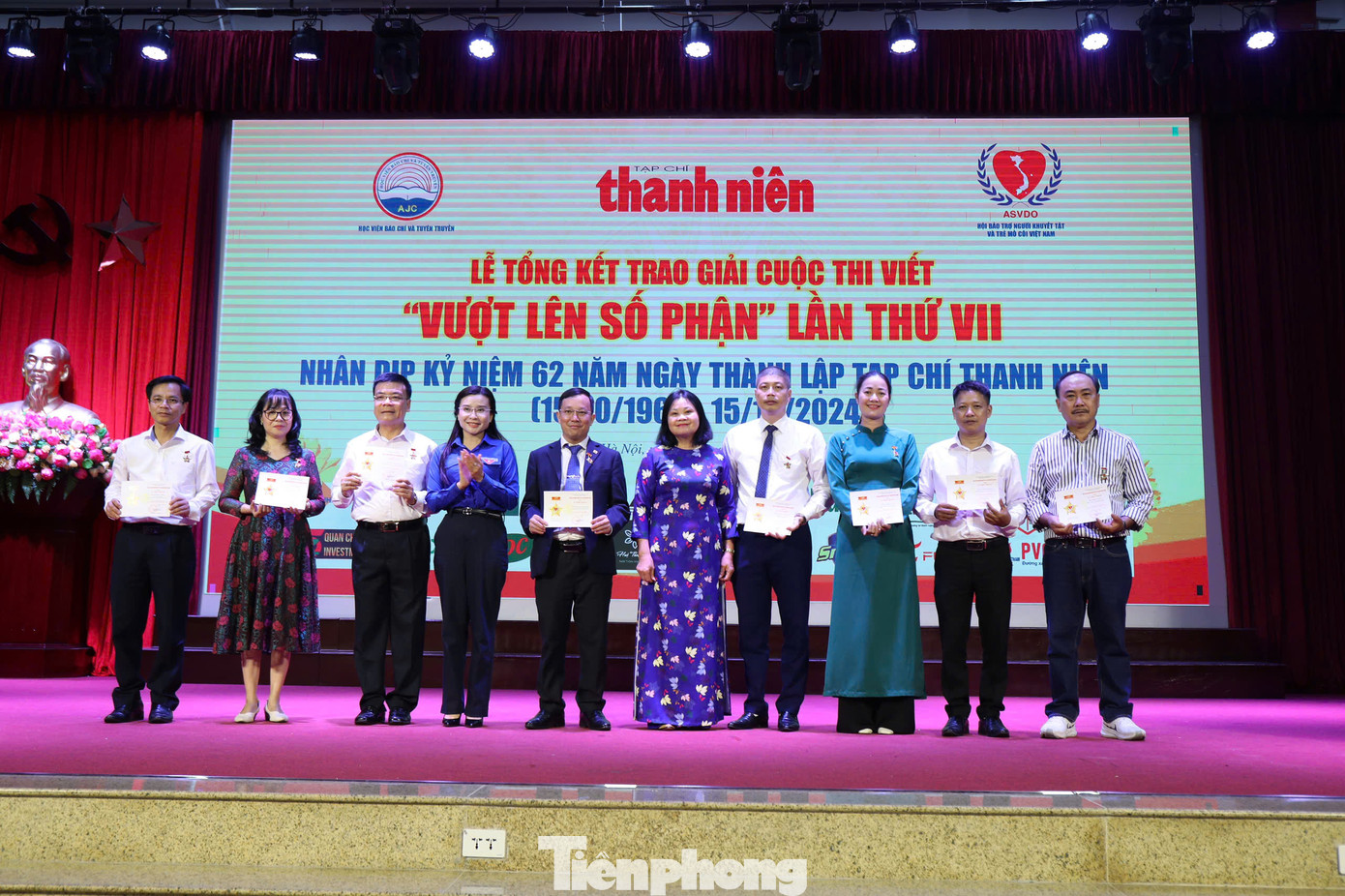 Trao kỷ niệm chương “Vì sự nghiệp bảo vệ người khuyết tật và và trẻ mồ côi Việt Nam”. Ảnh: Bảo Anh