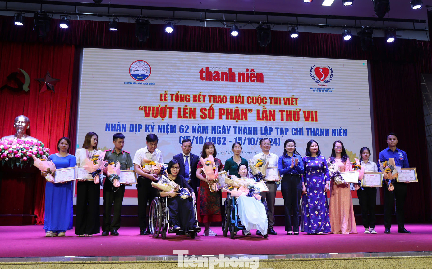 Các giải thưởng được trao tại chương trình. Ảnh: Bảo Anh