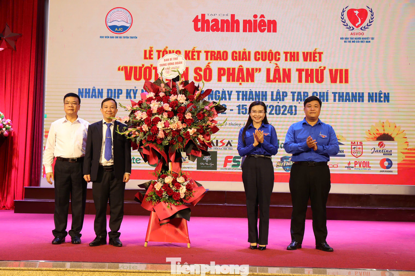Chị Nguyễn Phạm Duy Trang – Bí thư T.Ư Đoàn, Chủ tịch Hội đồng Đội T.Ư tặng hoa chúc mừng Tạp chí Thanh niên nhân kỷ niệm 62 năm Ngày thành lập. Ảnh: Bảo Anh