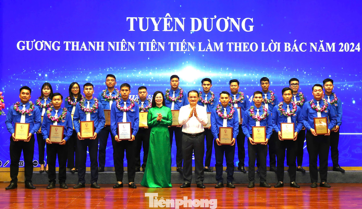 Chị Hoàng Thị Minh Thu - Bí thư Đoàn Khối Doanh nghiệp T.Ư trao tặng gương Thanh niên tiên tiến làm theo lời Bác năm 2024.