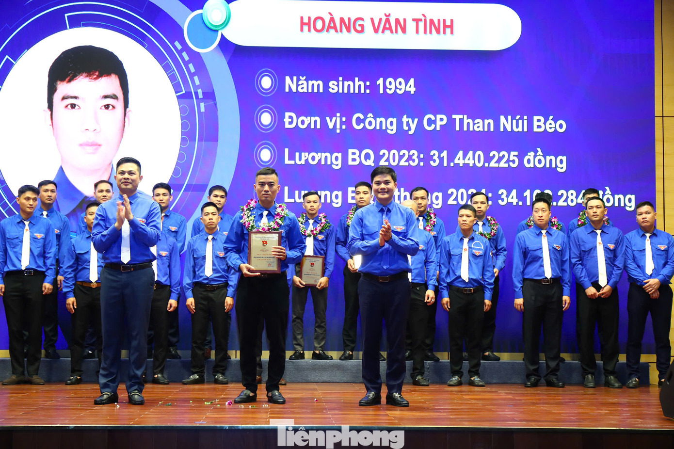 Những thợ mỏ trẻ có mức lương cao được vinh danh.