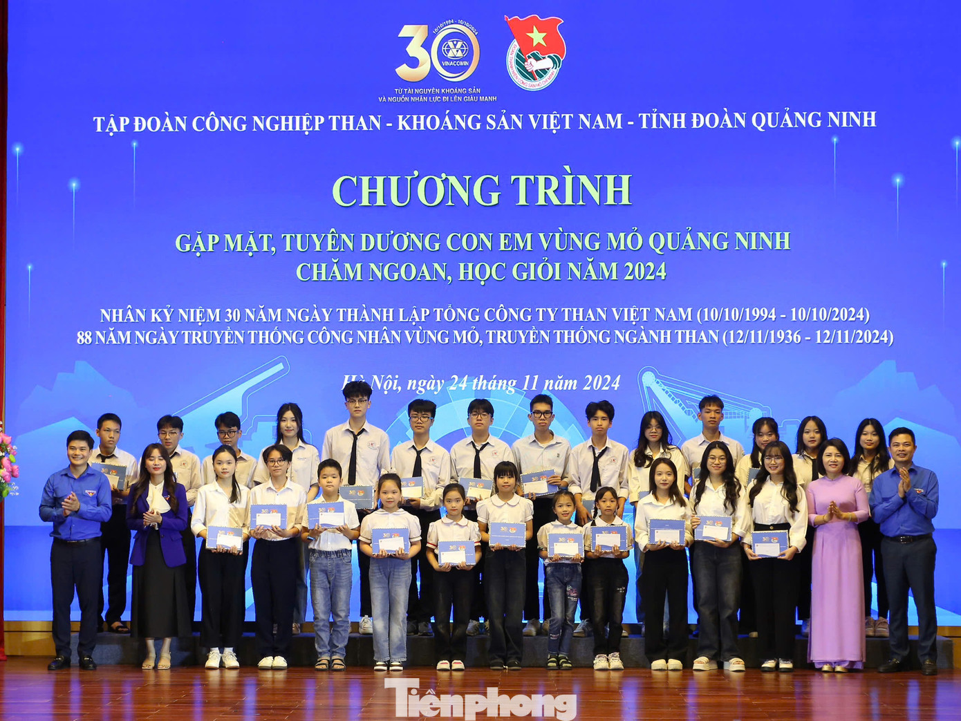 Con em vùng mỏ Quảng Ninh chăm ngoan, học giỏi được tuyên dương năm 2024. Con em vùng mỏ Quảng Ninh chăm ngoan, học giỏi được tuyên dương năm 2024.