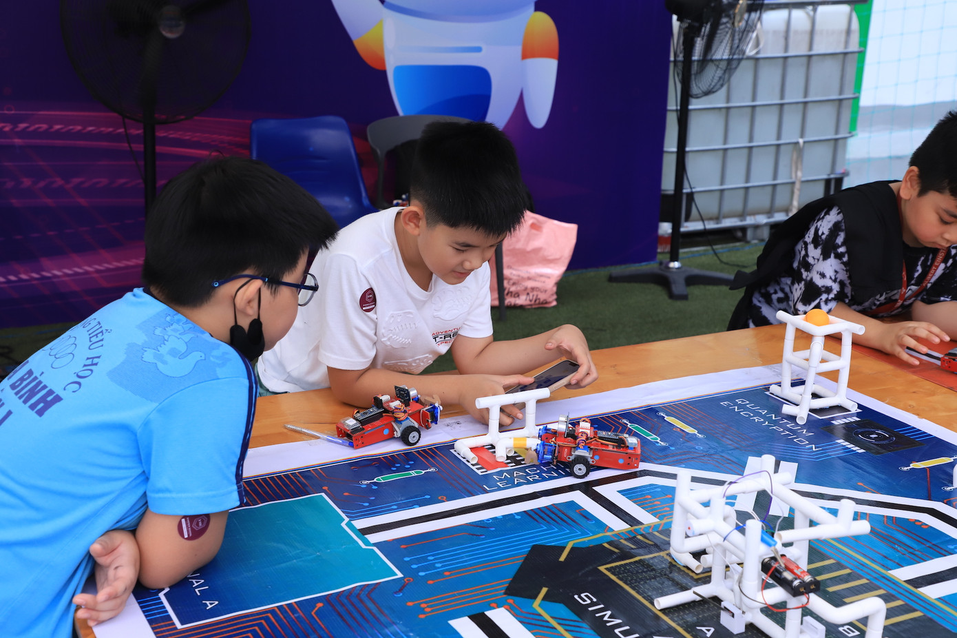 Các em học sinh trình diễn các sản phẩm công nghệ sáng tạo.