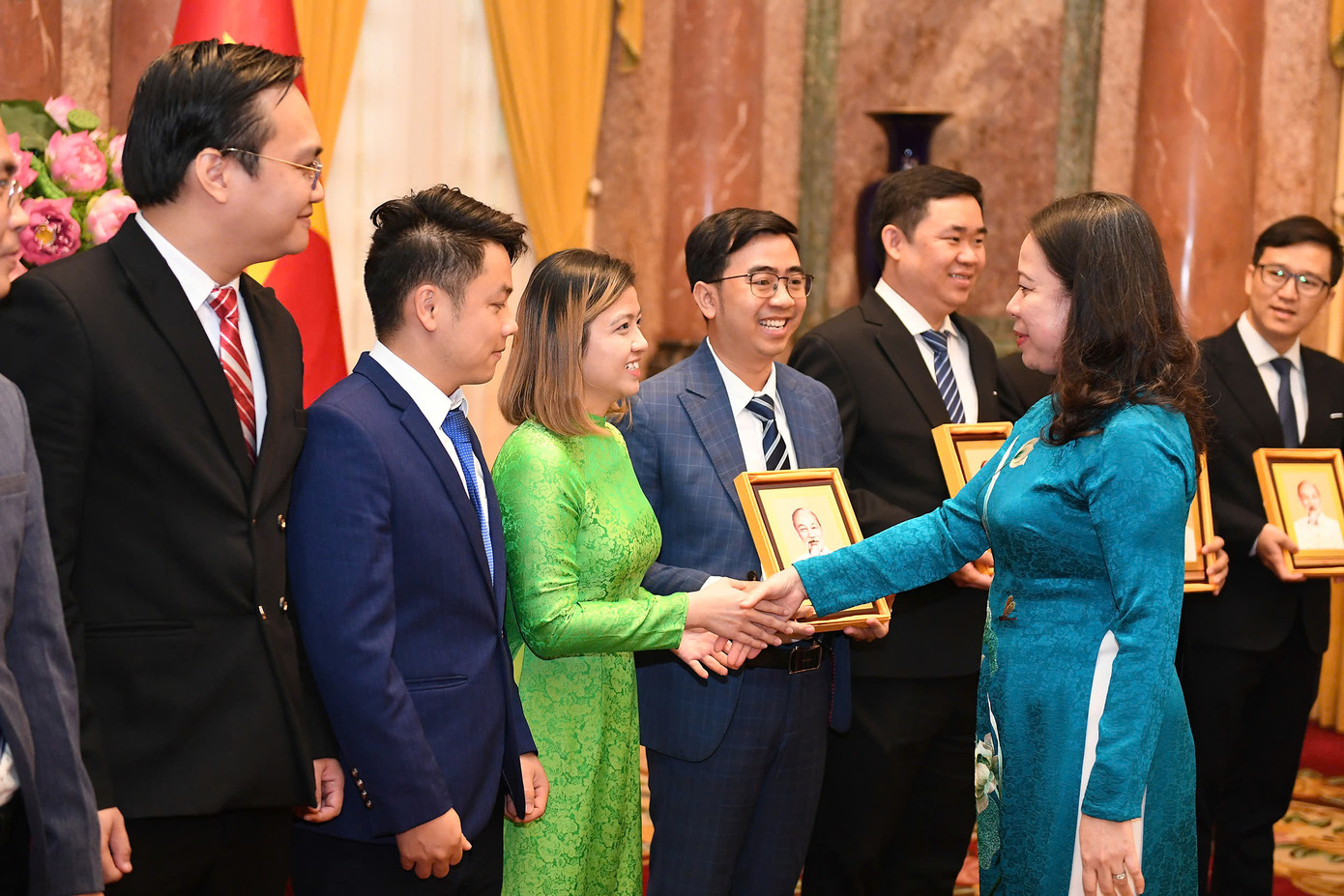 Phó Chủ tịch nước Võ Thị Ánh Xuân tặng quà lưu niệm các tài năng trẻ lĩnh vực khoa học xã hội và nhân văn. Ảnh: Dương Triều