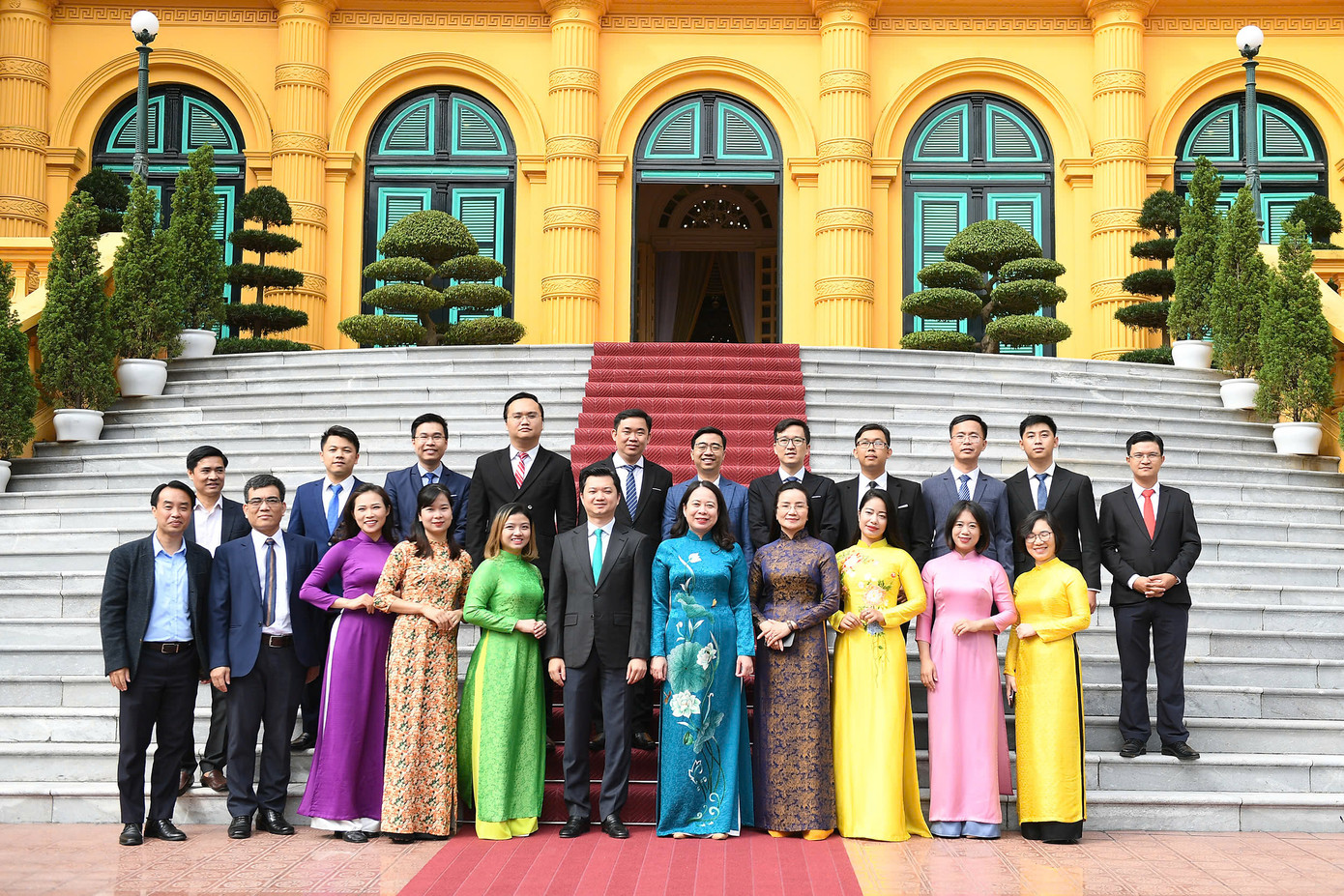 Phó Chủ tịch nước Võ Thị Ánh Xuân và Bí thư T.Ư Đoàn, Chủ tịch T.Ư Hội SVVN Nguyễn Minh Triết chụp ảnh lưu niệm cùng các nhà khoa học trẻ nhận Giải thưởng Khuê Văn Các năm 2024. Ảnh: Dương Triều Phó Chủ tịch nước Võ Thị Ánh Xuân và Bí thư T.Ư Đoàn, Chủ tịch T.Ư Hội SVVN Nguyễn Minh Triết chụp ảnh lưu niệm cùng các nhà khoa học trẻ nhận Giải thưởng Khuê Văn Các năm 2024. Ảnh: Dương Triều