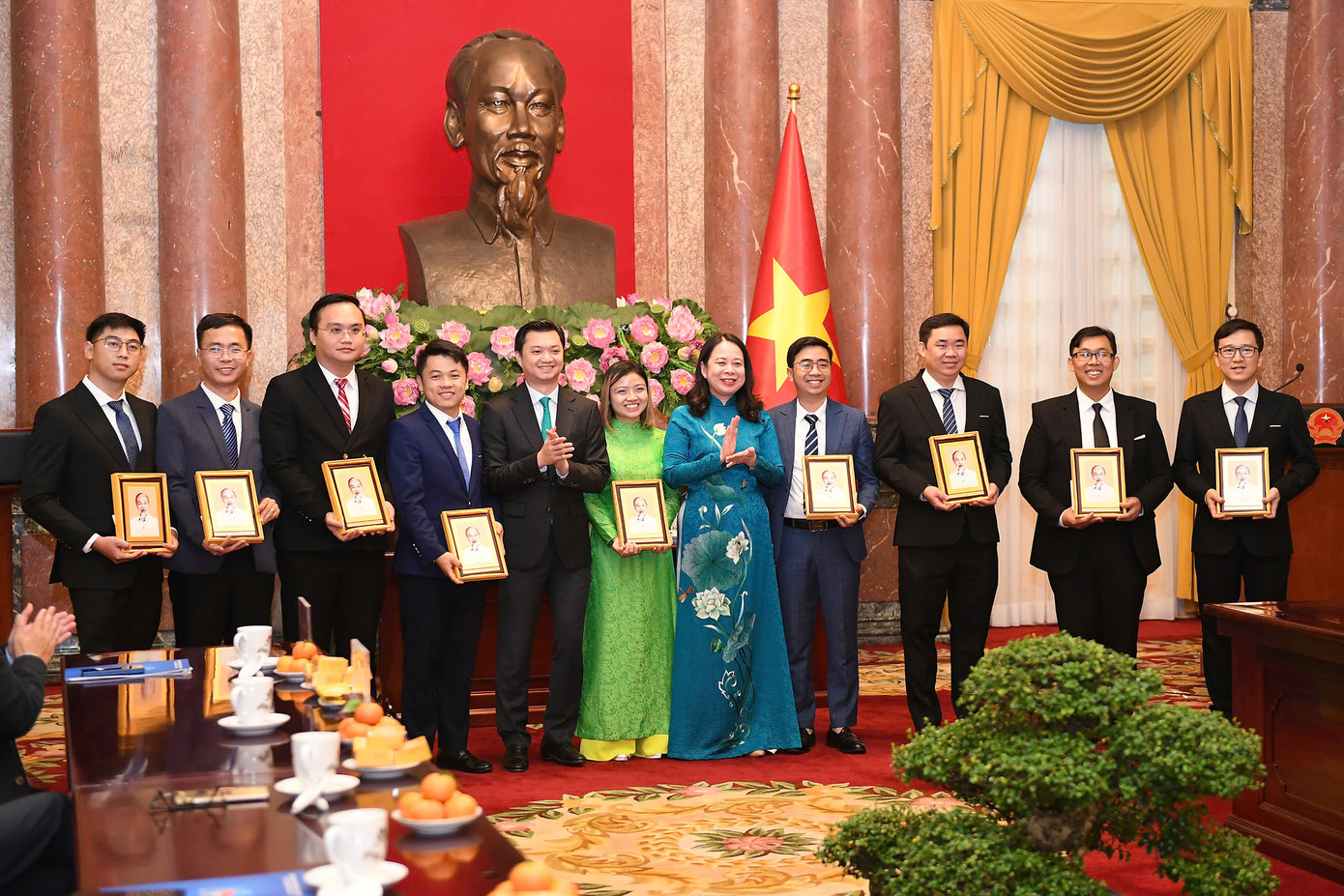 Phó Chủ tịch nước Võ Thị Ánh Xuân và Bí thư T.Ư Đoàn, Chủ tịch T.Ư Hội SVVN Nguyễn Minh Triết chụp ảnh lưu niệm cùng các nhà khoa học trẻ nhận Giải thưởng Khuê Văn Các năm 2024. Ảnh: Dương Triều Phó Chủ tịch nước Võ Thị Ánh Xuân và Bí thư T.Ư Đoàn, Chủ tịch T.Ư Hội SVVN Nguyễn Minh Triết chụp ảnh lưu niệm cùng các nhà khoa học trẻ nhận Giải thưởng Khuê Văn Các năm 2024. Ảnh: Dương Triều