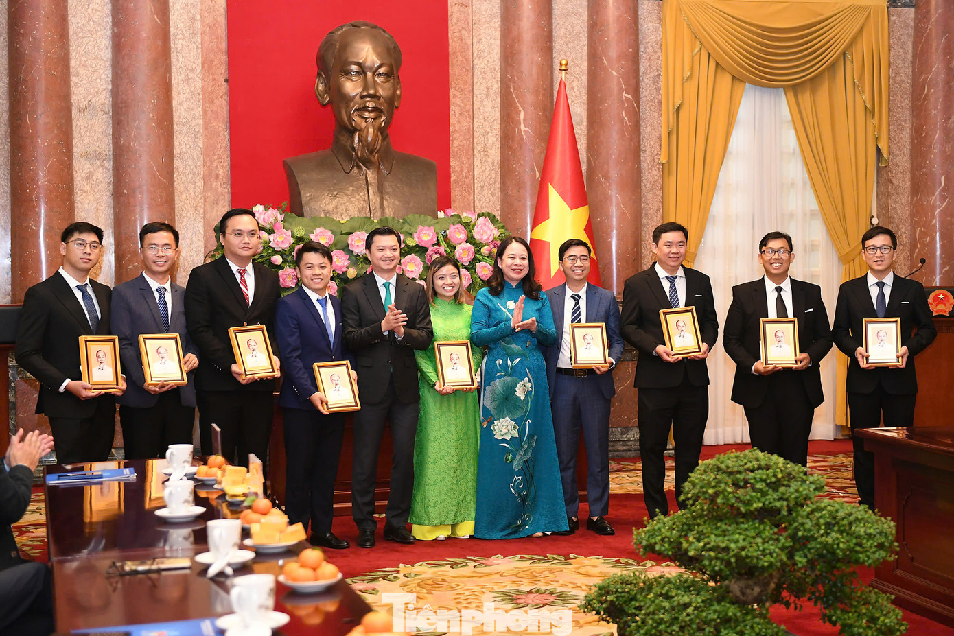 Phó Chủ tịch nước Võ Thị Ánh Xuân và Bí thư T.Ư Đoàn, Chủ tịch T.Ư Hội SVVN Nguyễn Minh Triết chụp ảnh lưu niệm cùng các nhà khoa học trẻ nhận Giải thưởng Khuê Văn Các năm 2024. Ảnh: Dương Triều