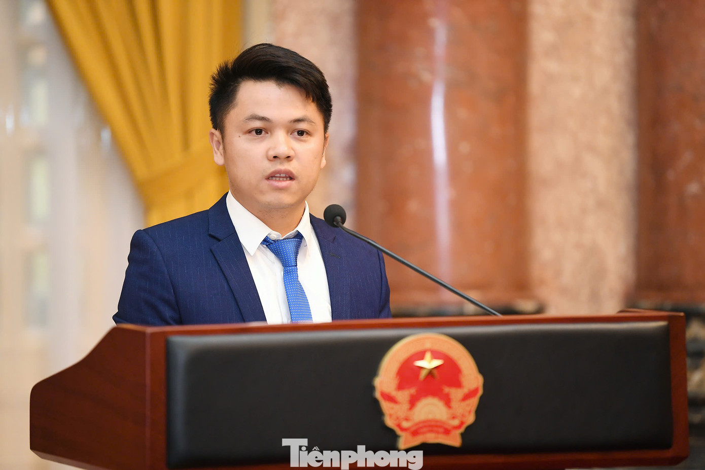 Các nhà khoa học trẻ nhận Giải thưởng Khuê Văn Các lần thứ I, năm 2024 phát biểu, bày tỏ tâm tư, nguyện vọng tại buổi gặp mặt. Ảnh: Dương Triều