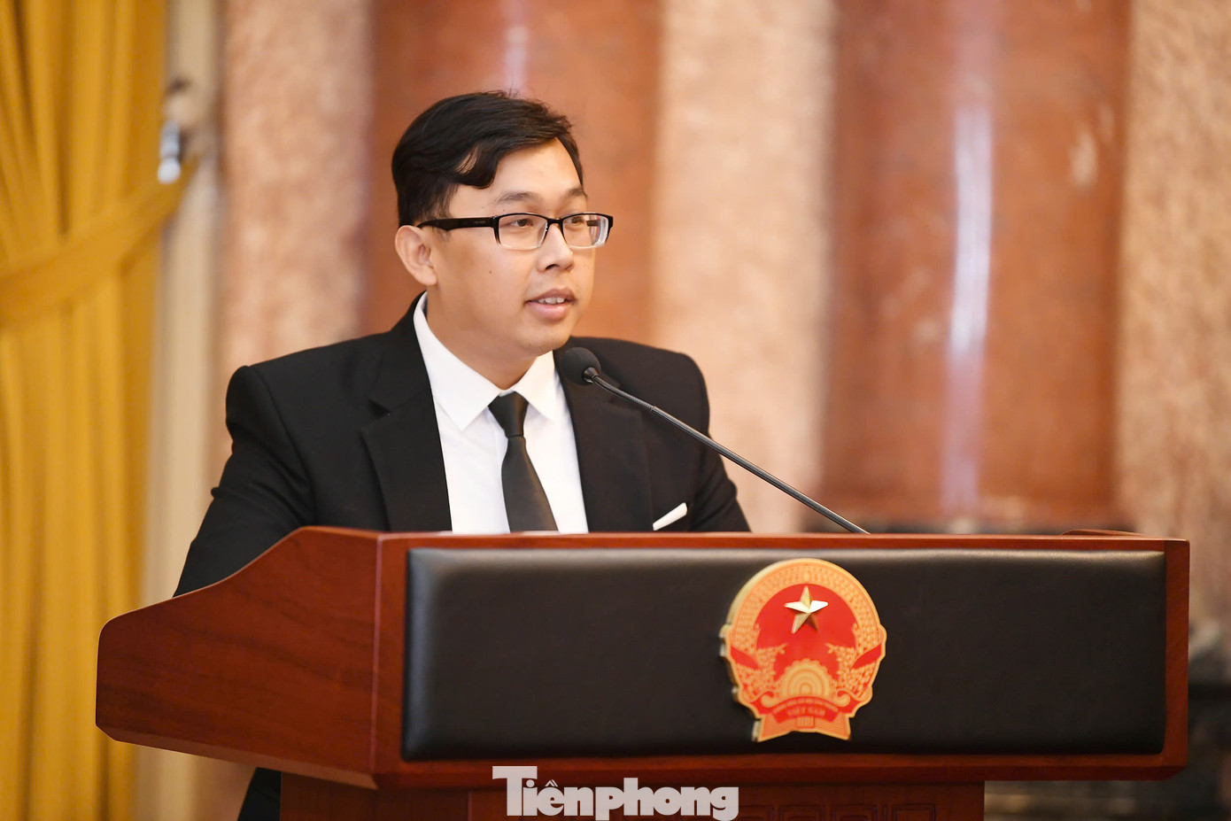 Các nhà khoa học trẻ nhận Giải thưởng Khuê Văn Các lần thứ I, năm 2024 phát biểu, bày tỏ tâm tư, nguyện vọng tại buổi gặp mặt. Ảnh: Dương Triều