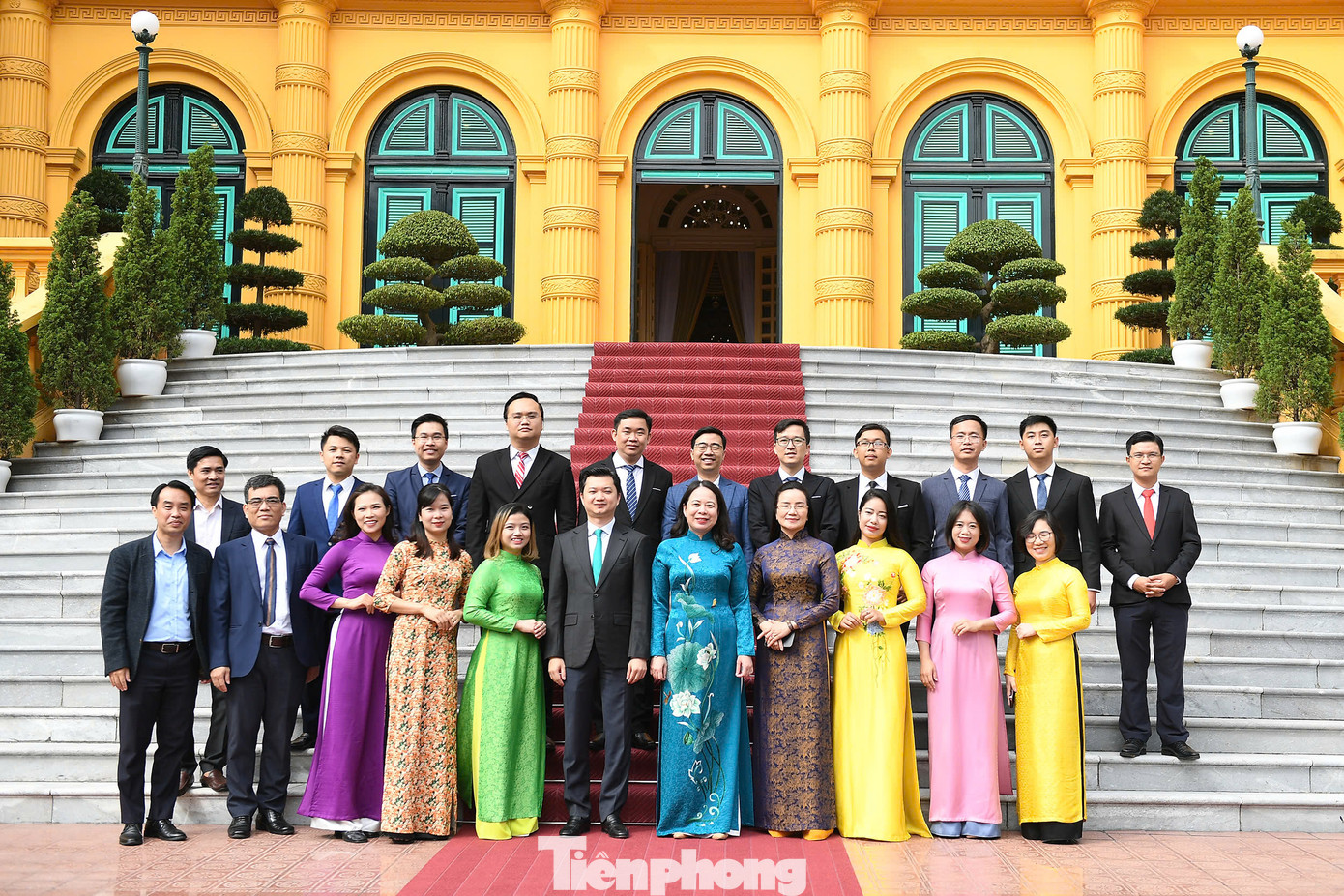 Phó Chủ tịch nước Võ Thị Ánh Xuân và Bí thư T.Ư Đoàn, Chủ tịch T.Ư Hội SVVN Nguyễn Minh Triết chụp ảnh lưu niệm cùng các nhà khoa học trẻ nhận Giải thưởng Khuê Văn Các năm 2024. Ảnh: Dương Triều