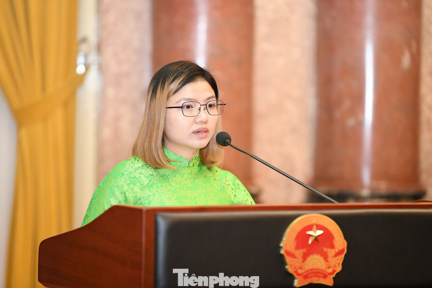 Các nhà khoa học trẻ nhận Giải thưởng Khuê Văn Các lần thứ I, năm 2024 phát biểu, bày tỏ tâm tư, nguyện vọng tại buổi gặp mặt. Ảnh: Dương Triều