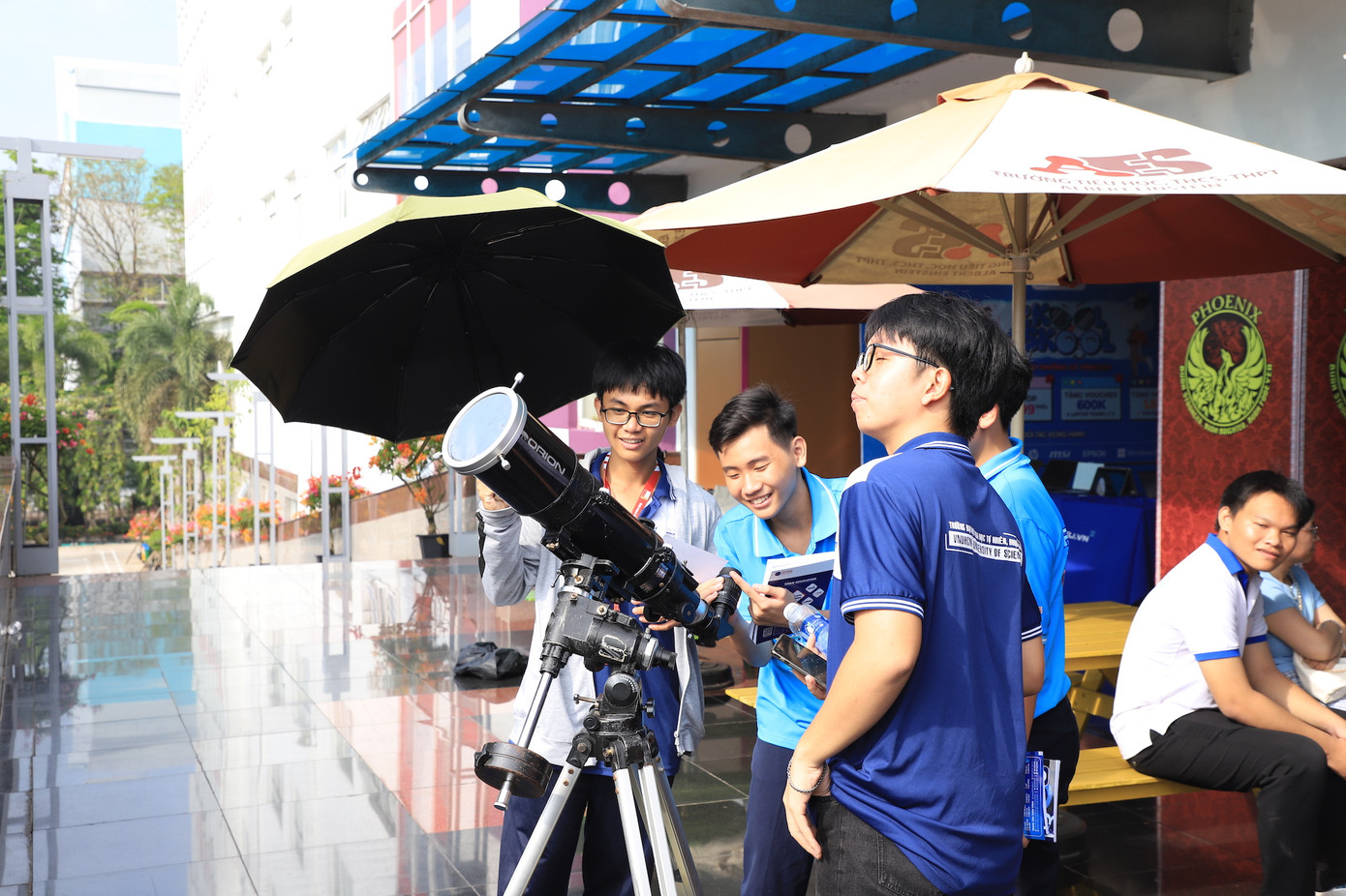 Bạn trẻ thích thú trải nghiệm các sản phẩm về thiên văn học.