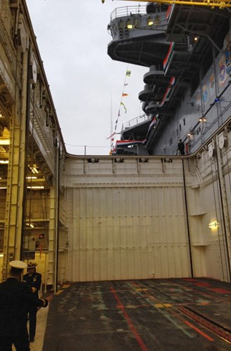 Khác với tàu sân bay Liêu Ninh (cải tạo từ tàu sân bay Varyag Liên Xô) hay tàu sân bay Mỹ, Pháp, INS Vikramaditya được bố trí hệ thống thang máy đưa máy bay lên boong phóng ở ngay sát mặt ngoài tháp chỉ huy tàu, tải trọng tới 30 tấn. Dường như, tàu sân bay Vikramaditya chỉ có một hệ thống thang máy, trong khi tàu Mỹ bố trí 2 thang máy ở trước và sau tháp chỉ huy