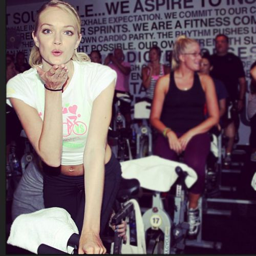 Mỗi lần tới phòng tập, Lindsay Ellingson thường đạp xe và đi bộ với cường độ cao