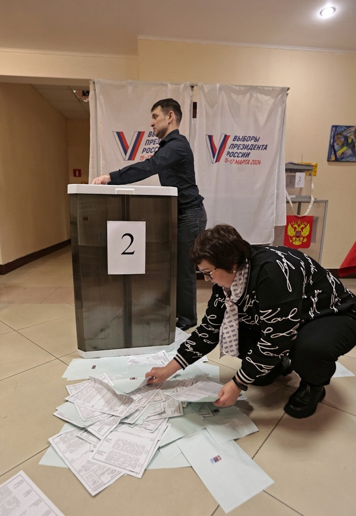 Nhân viên thu thập phiếu bầu để chuẩn bị kiểm phiếu khi các điểm bỏ phiếu bắt đầu đóng cửa ở thành phố viễn đông Vladivostok (Nga). Ảnh: Reuters Nhân viên thu thập phiếu bầu để chuẩn bị kiểm phiếu khi các điểm bỏ phiếu bắt đầu đóng cửa ở thành phố viễn đông Vladivostok (Nga). Ảnh: Reuters