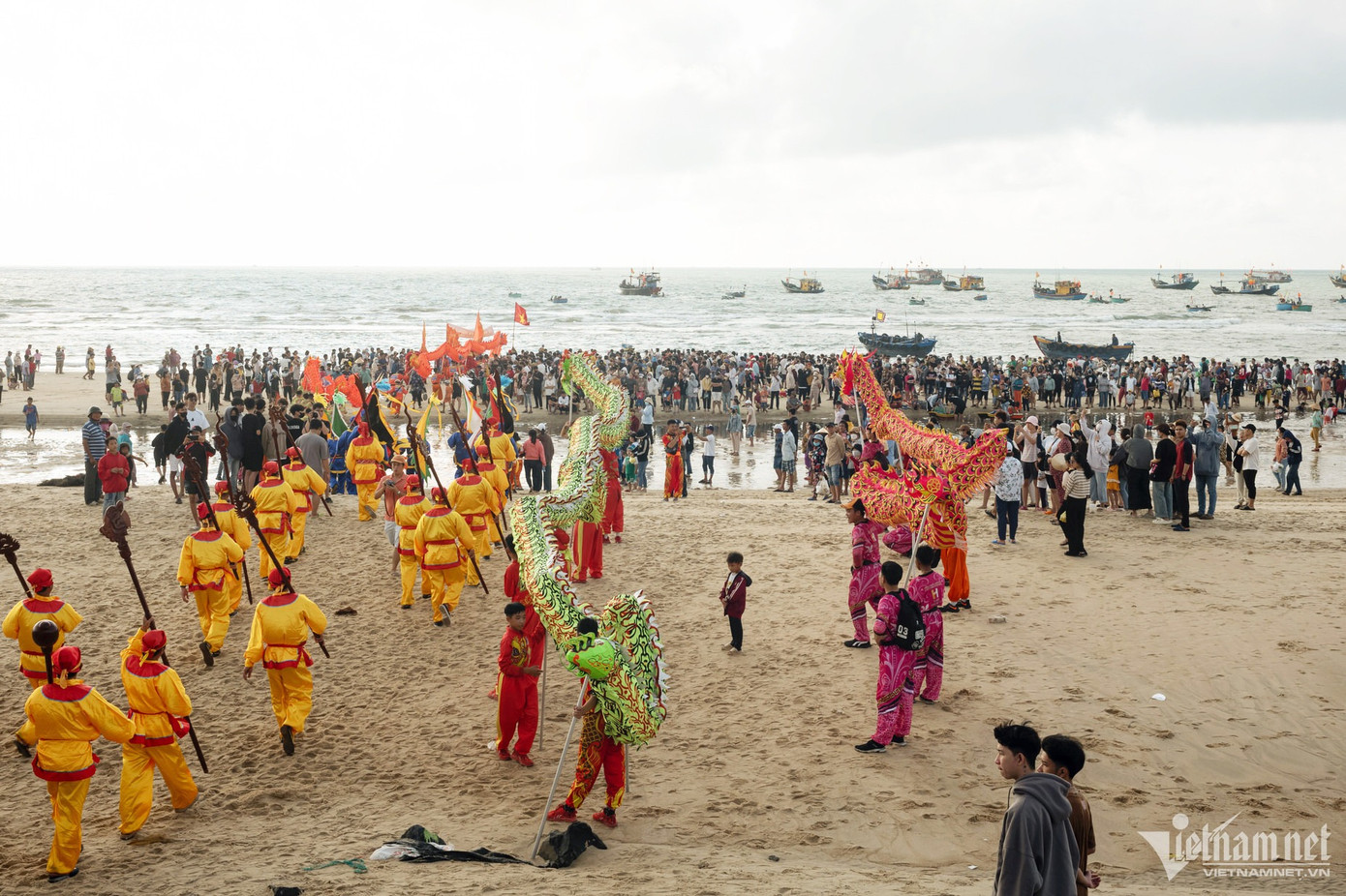 Nghinh Ông Nam Hải, hay còn gọi là lễ cúng cá Ông (cá voi), là lễ hội nước lớn nhất của ngư dân các vùng biển miền Trung và phía Nam, gắn liền với tục thờ cá Ông đã có từ ngàn năm. Năm nay, Nghinh Ông Nam Hải được ngư dân thị trấn Phước Hải, huyện Đất Đỏ tổ chức tại Dinh Ông Nam Hải và khu vực ven biển đường Trần Hưng Đạo, thu hút hàng nghìn người dân và du khách thập phương tham gia.