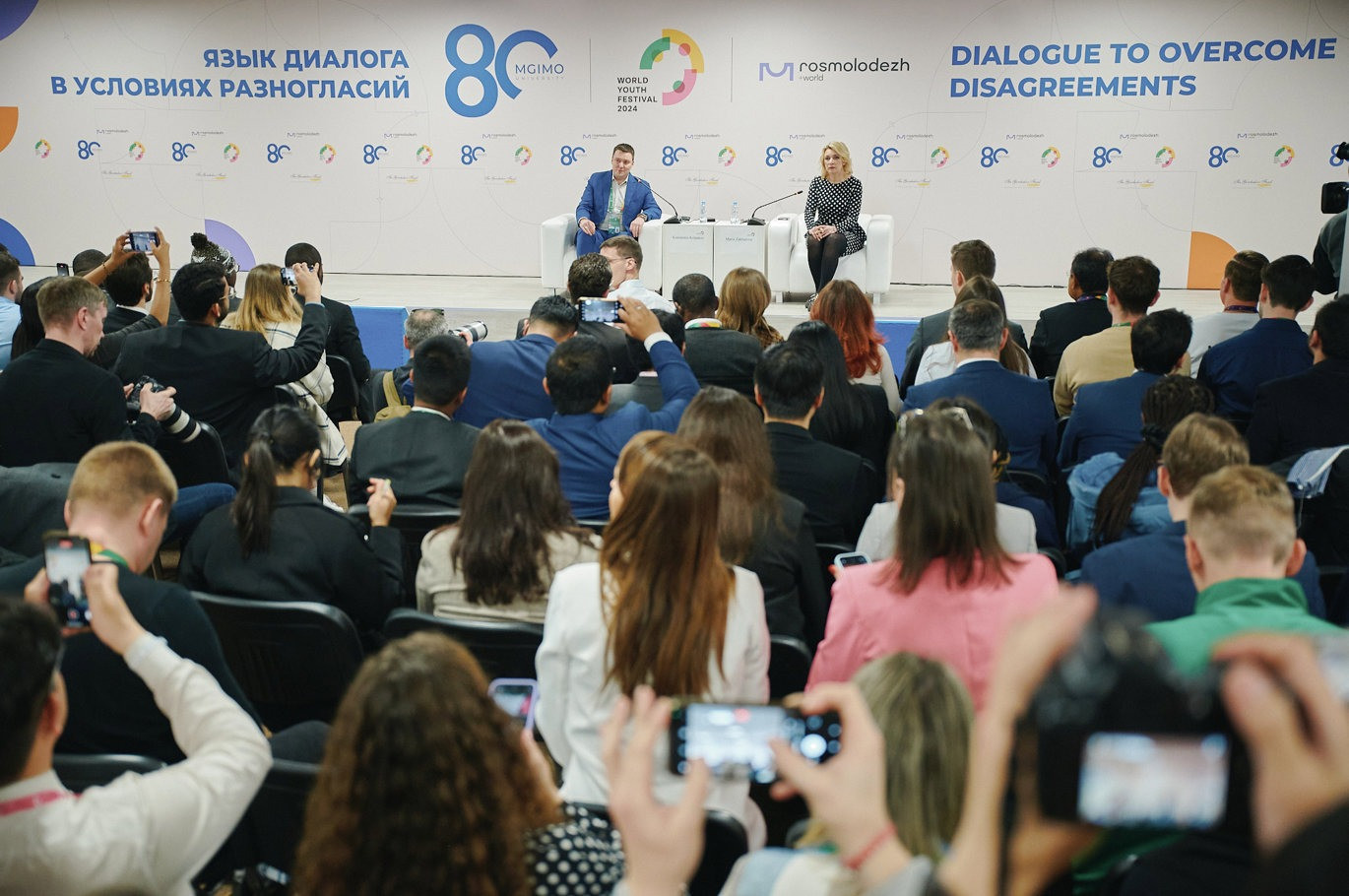 Trò chuyện với người phát ngôn Bộ Ngoại giao Nga Maria Zakharova.