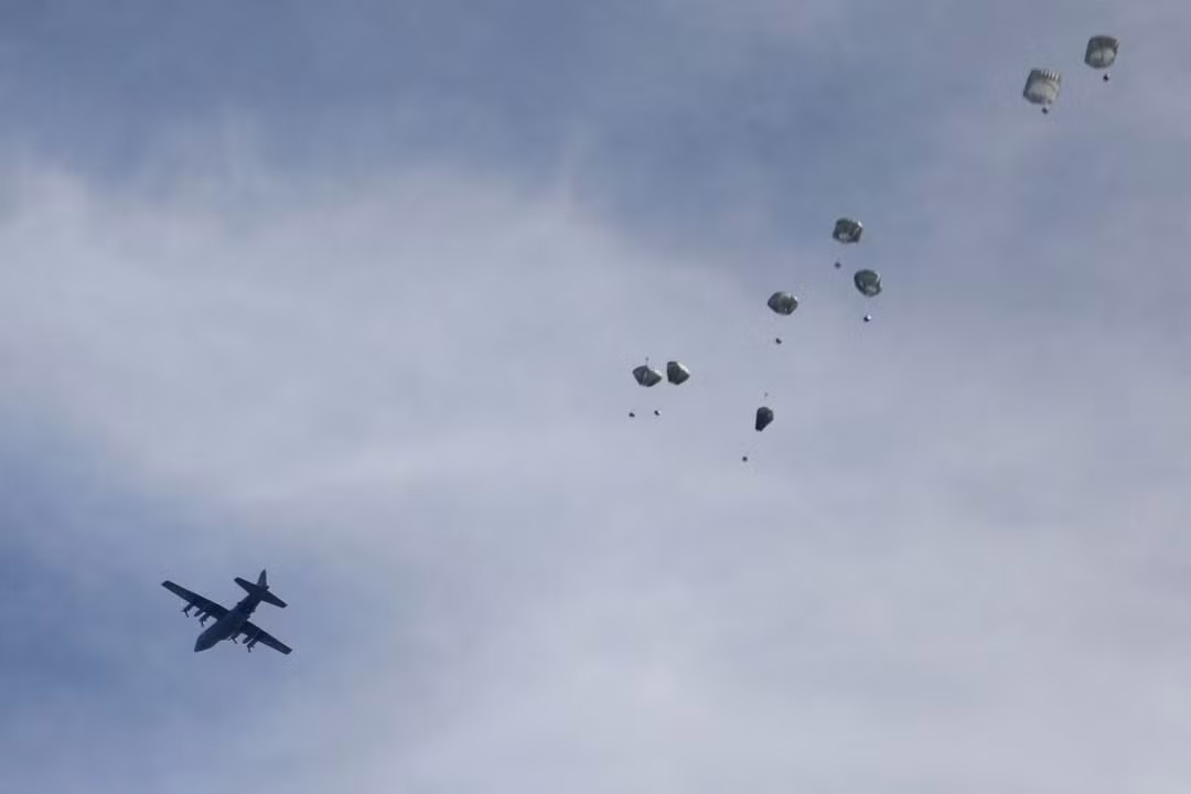 Hàng viện trợ được máy bay thả xuống Dải Gaza hôm 1/3. Ảnh: Reuters