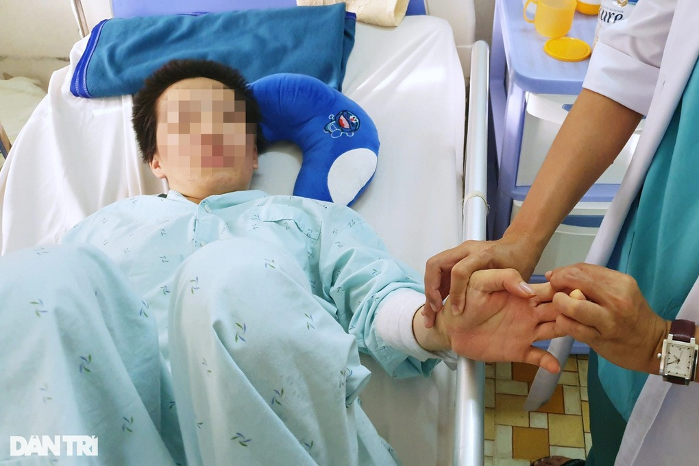 Một cô gái bị viêm não tự miễn nhưng ban đầu gia đình không biết, đưa đi điều trị tâm thần (Ảnh: Hoàng Lê).