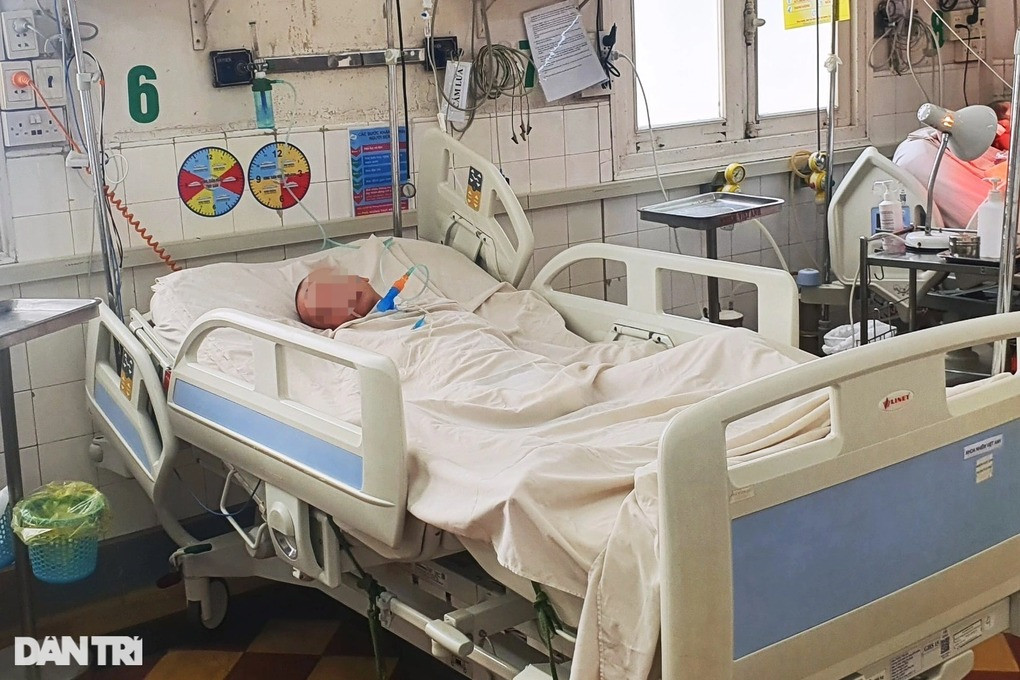 Bệnh nhân N.Q. nằm điều trị nhiều tháng tại Bệnh viện Bệnh Nhiệt đới TPHCM (Ảnh: Hoàng Lê).